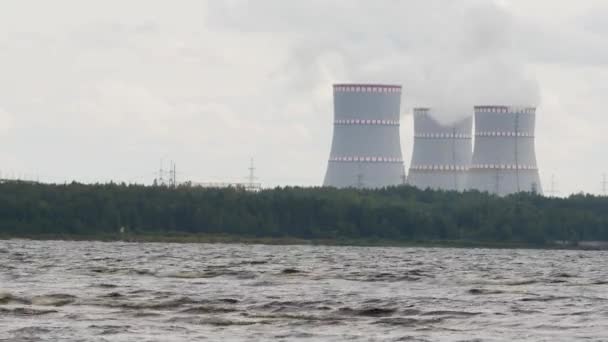 Füstölgő atomerőmű ipari táj. szennyezés és éghajlatváltozás - Felvétel, videó