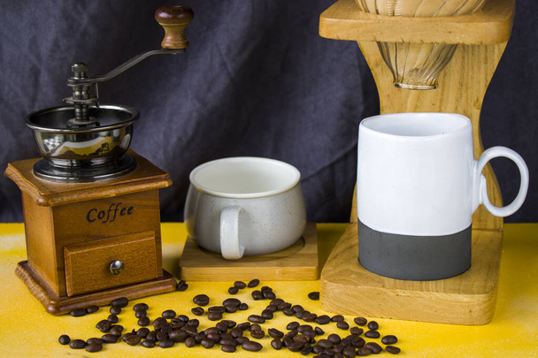 Verter sobre cafetera, taza de café y taza, sesión de estudio - Foto, Imagen