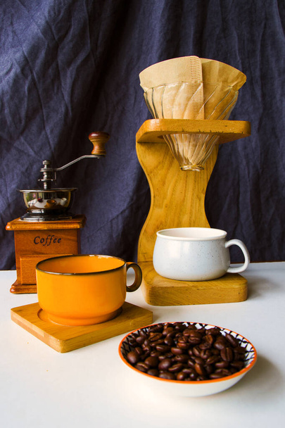 Kaffeemaschine, Kaffeetasse und Becher übergießen, Studiodreh - Foto, Bild