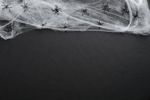 Creepy spider web and spiders on black background. Halloween background. - Foto, afbeelding