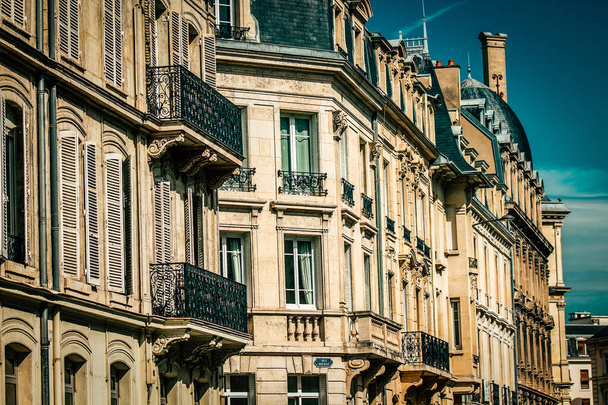 フランスのランスの歴史的なダウンタウンにある建物のファサードの眺め - 写真・画像