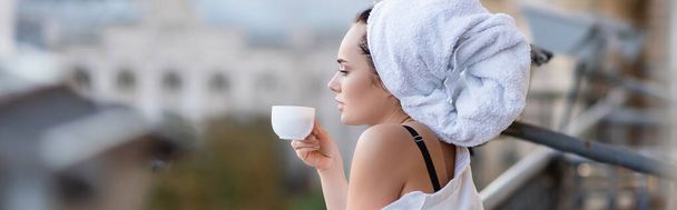 sexy giovane donna con asciugamano sulla testa bere il tè, banner orizzontale - Foto, immagini
