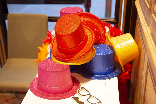 Bir kaldırım satıcısından satılık renkli şapkalar - Fotoğraf, Görsel