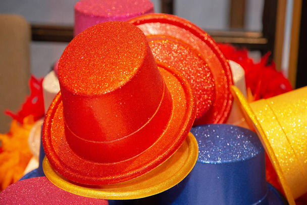 Cappelli colorati in vendita da un venditore di marciapiedi - Foto, immagini