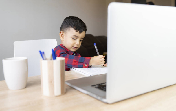 Kind von zu Hause aus online mit Lehrer - Foto, Bild