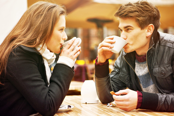 若いカップルがコーヒーを飲み - 写真・画像