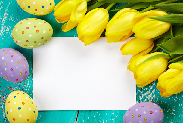 Пасхальные яйца, тюльпаны и открытка
 - Фото, изображение