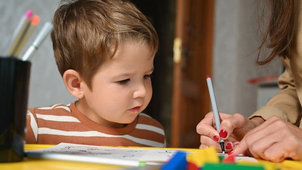 Kind malt Malbuch mit Mutter Hochwertiges Foto - Foto, Bild