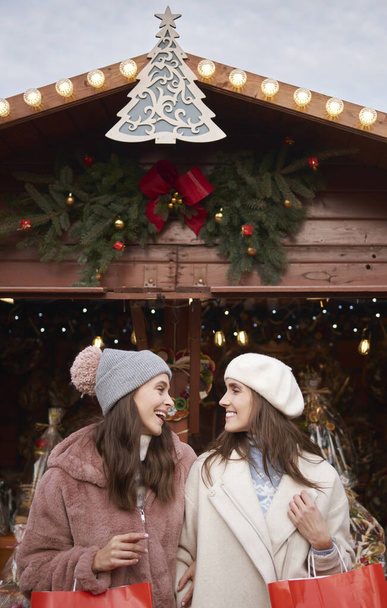 Zwei beste Freundinnen auf dem Weihnachtsmarkt - Foto, Bild