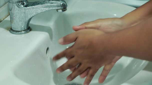 Technik zum Händewaschen zum Schutz des neuen Coronavirus 2019. Schnittstelle Finger und Hände aneinander reiben. - Filmmaterial, Video