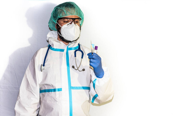 medico in tuta di sicurezza su sfondo bianco. protezione contro il coronavirus. - Foto, immagini