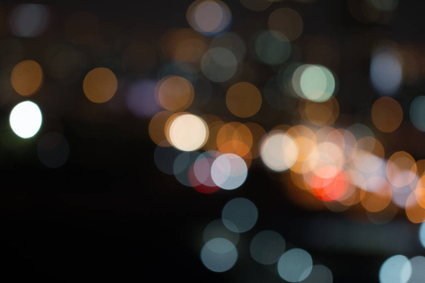 Nieostre światło nocne miasta rozmazane abstrakcyjnym tłem bokeh - Zdjęcie, obraz