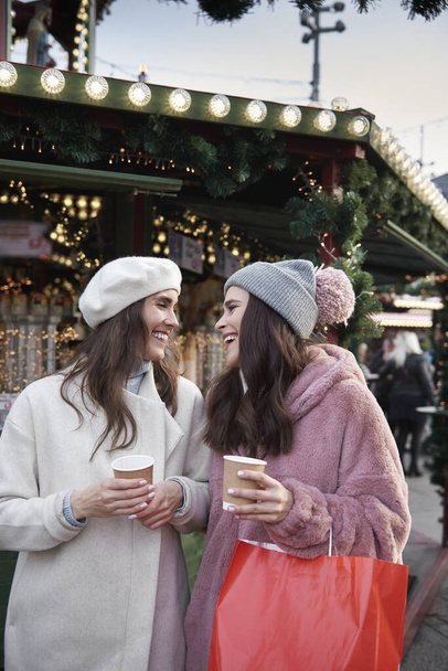 Zwei Freunde haben Spaß auf dem Weihnachtsmarkt  - Foto, Bild