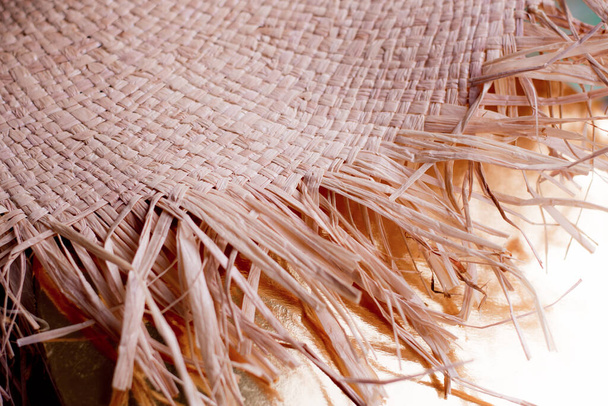 Sombrero de paja, sombrero de playa vista lateral superior de cerca - Foto, Imagen