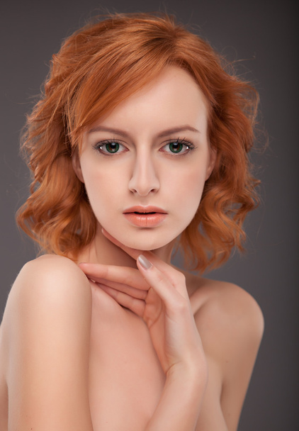 πορτρέτο του μια όμορφη κοκκινομάλλα κοπέλα με φυσικό μακιγιάζ - Φωτογραφία, εικόνα