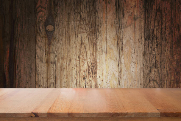 Bureau vide avec texture de panneau en bois vintage ou vue du dessus du bureau pour l'arrière-plan. - Photo, image