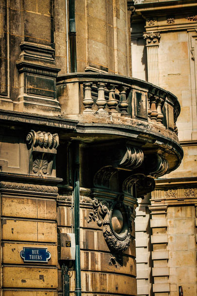 Vista de la fachada de un edificio en el centro histórico de Reims en Francia - Foto, Imagen