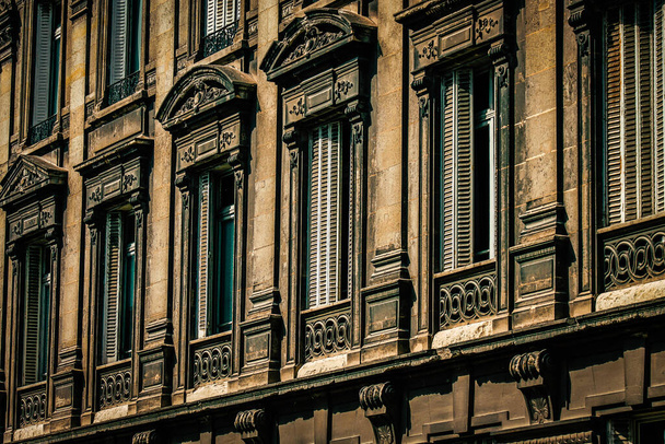 Vista de la fachada de un edificio en el centro histórico de Reims en Francia - Foto, imagen