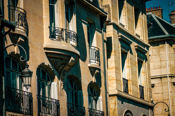 Вигляд на фасад будівлі в історичному центрі Реймса у Франції. - Фото, зображення