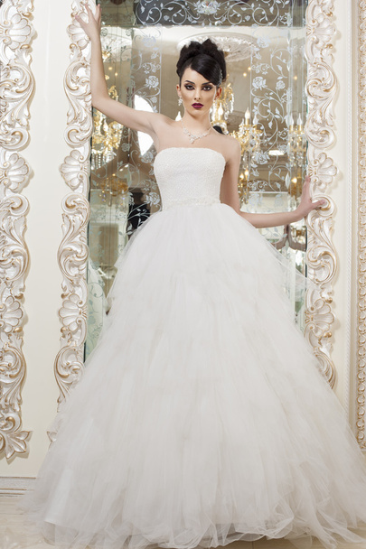 Beautiful and fashion bride in luxury interior - Foto, afbeelding
