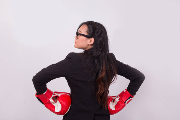liiketoiminnan nainen indonesia nyrkkeilyhanskat - Valokuva, kuva