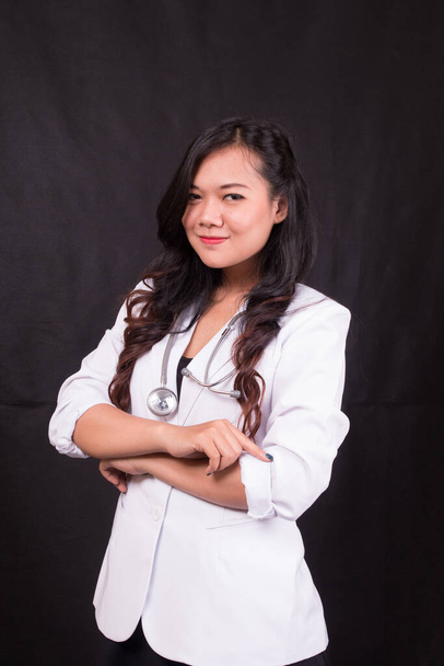Ινδονησία γυναίκα γιατρός εκμετάλλευση στηθοσκόπιο, έκθεση σχετικά με το λευκό φόντο - Φωτογραφία, εικόνα