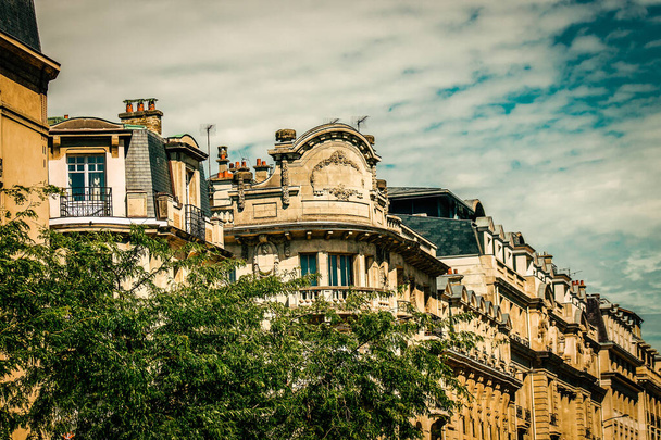 Вигляд на фасад будівлі в історичному центрі Реймса у Франції. - Фото, зображення