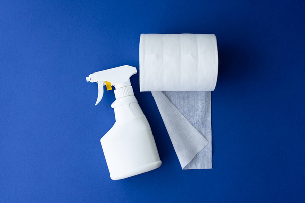 spray bottle with detergent and cloth napkins on blue background - Valokuva, kuva