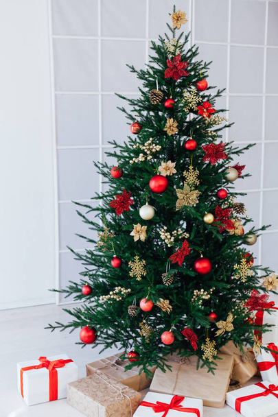 El pino del árbol de Navidad con los regalos para el año nuevo interr bandera de la postal - Foto, imagen