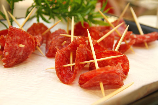 aperitivos salami en palillo - Foto, imagen