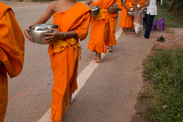Buddhalaiset munkit kävelevät buddhalaisuuteen Ihmiset antavat Almuja Bowl - Valokuva, kuva