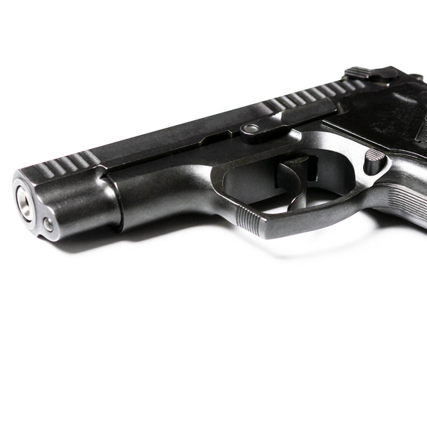 La légalisation des armes. Armes à canon court légales. Pistolet traumatique noir sur fond blanc - Photo, image