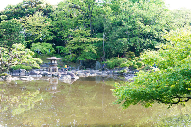 Tokyo, Japonya - Tokyo, Japonya 'daki Kyu-Furukawa Bahçeleri. Park, 20. yüzyılın başlarında inşa edilmiş gül bahçeli eski bir batı tarzı malikaneyi ve bir Japon bahçesini içerir.. - Fotoğraf, Görsel