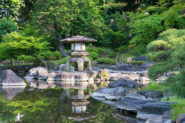 Tokyo, Giappone - Giardini Kyu-Furukawa a Tokyo, Giappone. Il parco comprende una vecchia villa in stile occidentale con un giardino di rose e un giardino giapponese costruito all'inizio del XX secolo.. - Foto, immagini