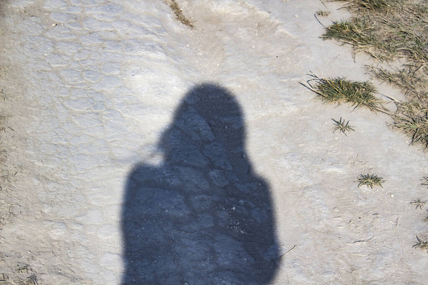 Silhouet van een meisje op een krijtweg. - Foto, afbeelding