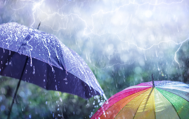 Абстрактна концепція погоди - дощ і блискавка парасольки з дефокусованим тлом
 - Фото, зображення