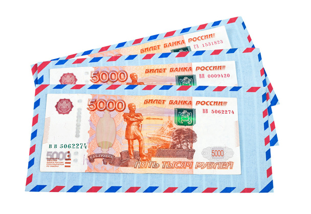 enveloppen en contant geld in Russische roebels geïsoleerd op een witte pagina - Foto, afbeelding
