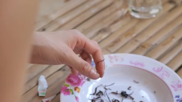 A nő rovarokat eszik. Ez a klip a kamerát tartja a kezében, hogy megtartsa az érzést, amikor van étele.. - Felvétel, videó
