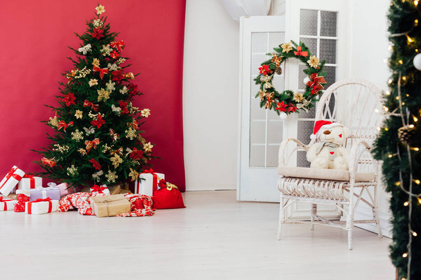 Parlak süslü Noel ağacı takılarla süslenmiş. - Fotoğraf, Görsel