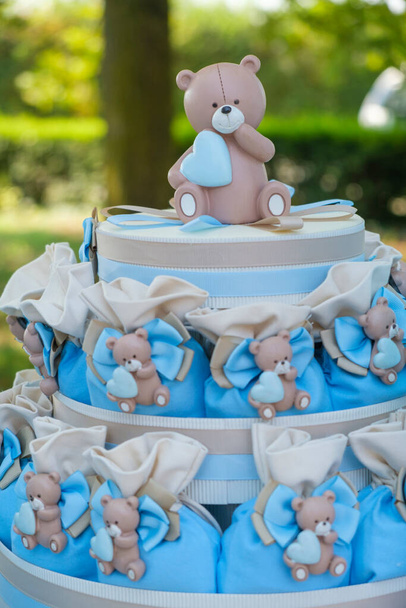 Taufkuchen mit weißen und hellblauen Teddybären. Hochwertiges Foto - Foto, Bild