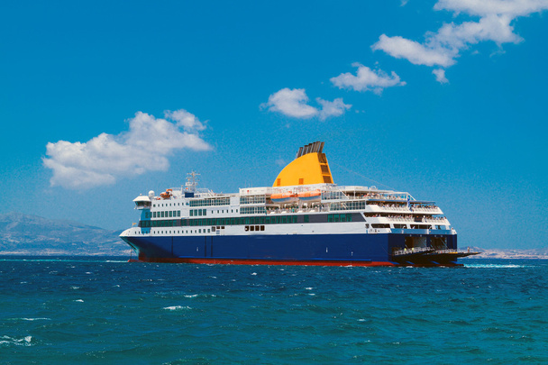 cruiseschip op eiland mykonos, Griekenland - Foto, afbeelding