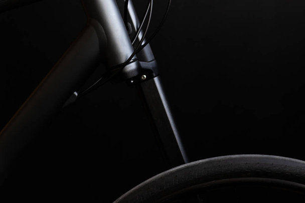 Lähikuva kuva musta pyörän runko, vasen haarukka ja pyörän musta tausta - Valokuva, kuva