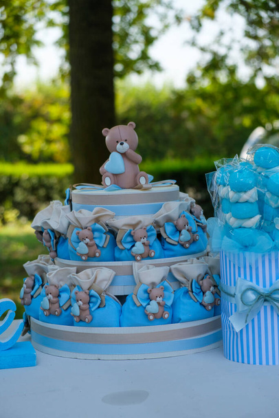 torta di battesimo con orsacchiotti bianchi e azzurri. Foto di alta qualità - Foto, immagini
