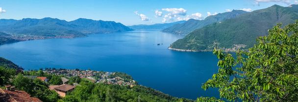 visão de largo ângulo aéreo no Lago Maggiore e os Alpes - Foto, Imagem