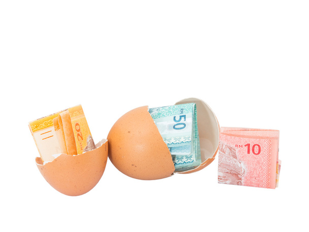 bankbiljetten binnen eieren - Foto, afbeelding