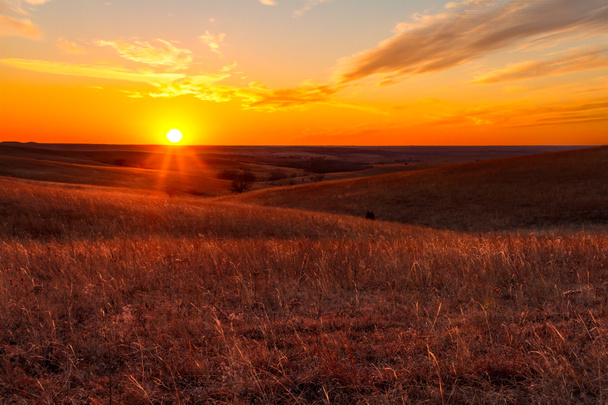 Oranssi auringonlaskun hehku Kansas Flint Hillsissä
 - Valokuva, kuva