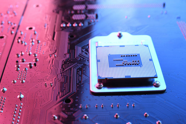 Počítačový procesorový čip na desce obvodů, pozadí základní desky. Detailní záběr. S červenomodrým světlem. - Fotografie, Obrázek
