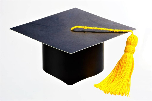 Καπάκι αποφοίτησης με βούρτσα. Παραδοσιακή τελετή αποφοίτησης. Πάρτι αποφοίτησης σε σχολεία, κολέγια, Πανεπιστήμιο, την ημέρα της αποφοίτησης, ο φοιτητής φοράει ένα τετράγωνο ακαδημαϊκό καπέλο - Bonet. - Φωτογραφία, εικόνα