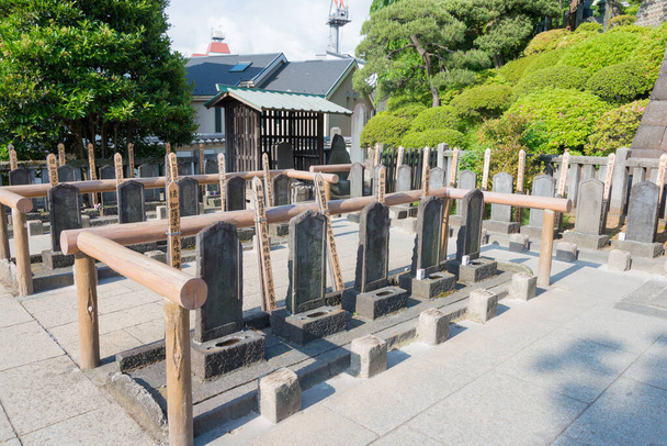 Tokió, Japán - 47 ronin sír a Sengaku-ji templomnál Tokióban, Japánban. A templom híres lett az Ako incidens a negyvenhét Ronin a 18. században. - Fotó, kép