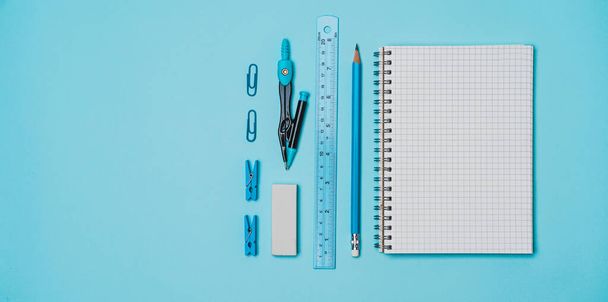 Cancelleria - libro, matita, righello su sfondo blu. - Foto, immagini